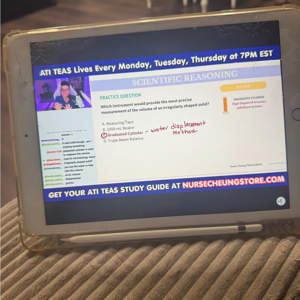 7th Gen iPad Tablet with Cracked Screen.